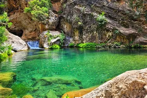 Cascades et piscines naturelles d'eau turquoise dans la région Tanger-Tétouan