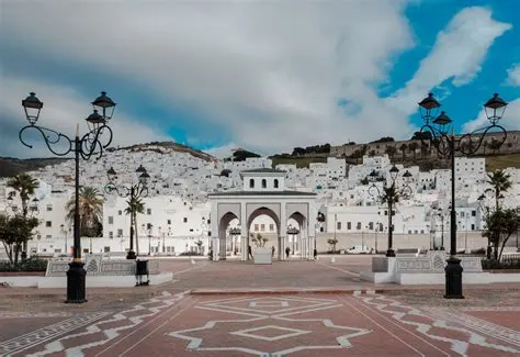 Place Royale de Tétouan avec le Palais Royal et son architecture andalouse-mauresque