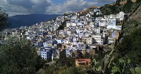 Vue panoramique de Chefchaouen, la ville bleue nichée dans les montagnes du Rif