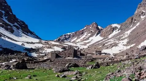 Village berbère dans les montagnes enneigées du Parc National de Talassemtane
